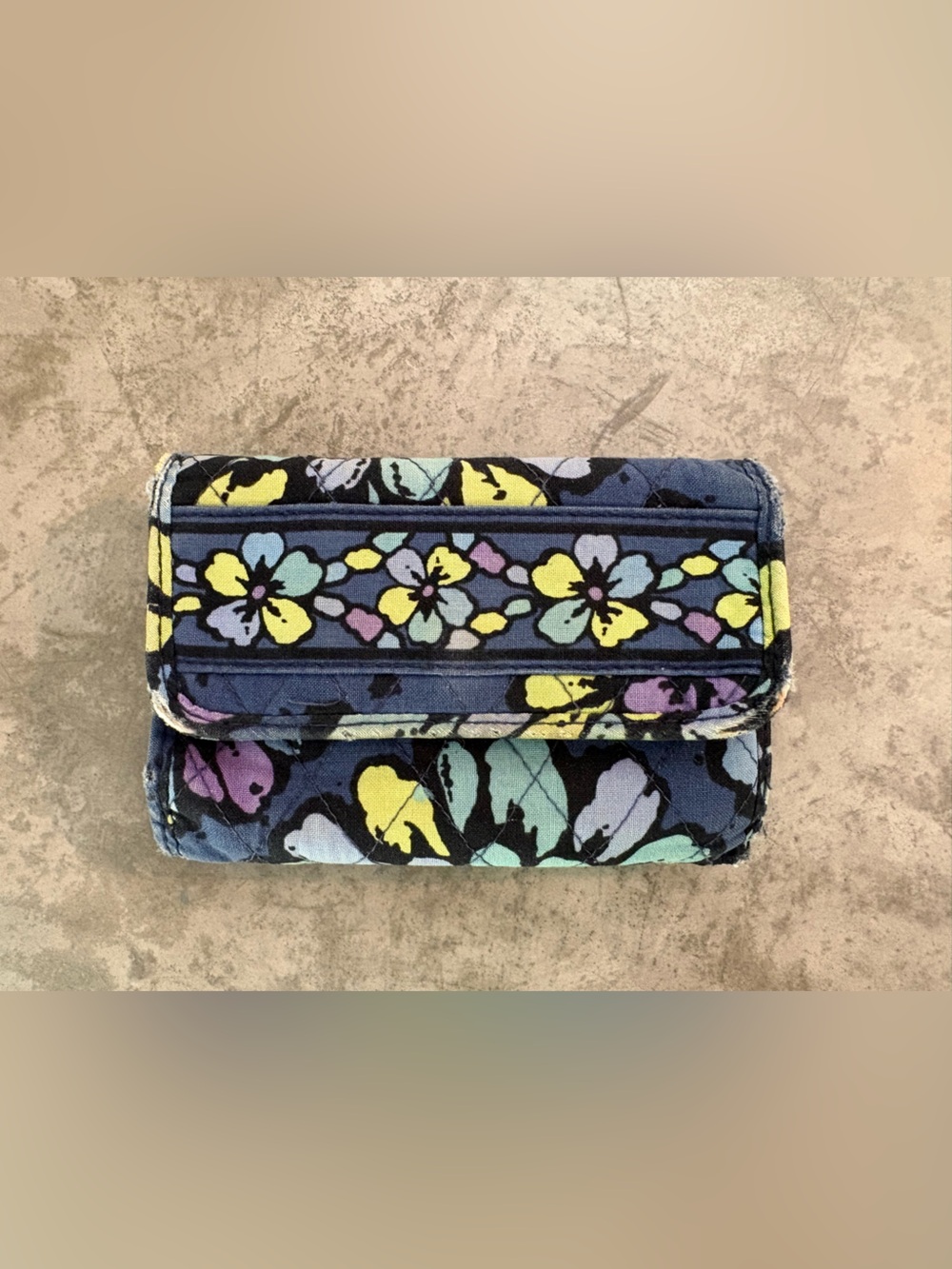 Vera Bradley wallet “Indigo Pop”Material: Quilted cotton
